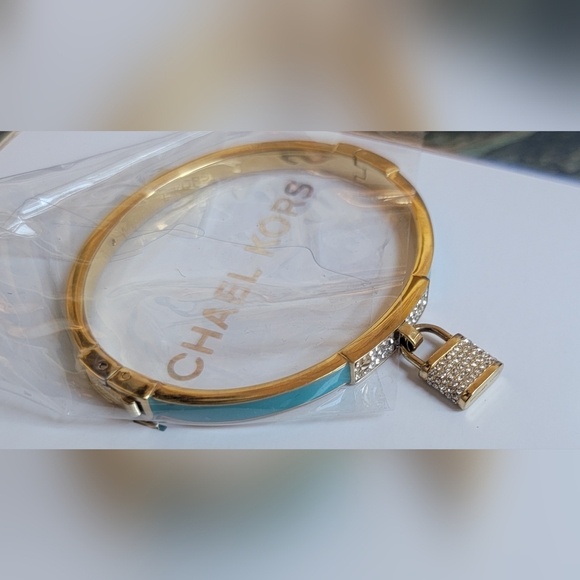 NEW MICHAEL KORS GOLD TONE CRYSTAL TURQUOISE ENAMEL PADLOCK BANGLE BRACELET - Picture 3 of 6